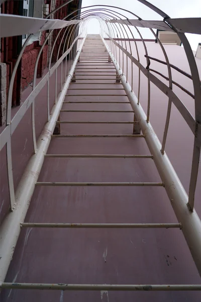 Metalen ladder op het dak — Stockfoto