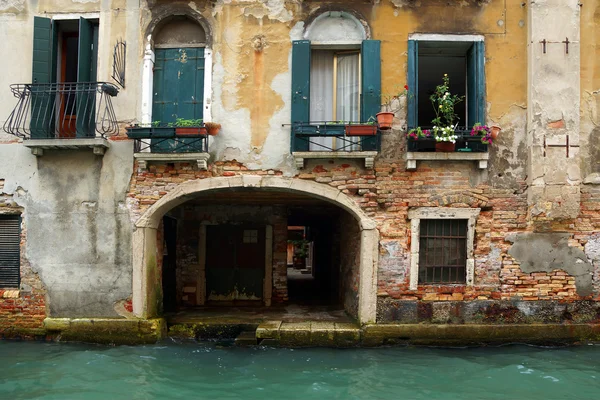 Fachada de una casa antigua en Venecia, Italia — Foto de Stock