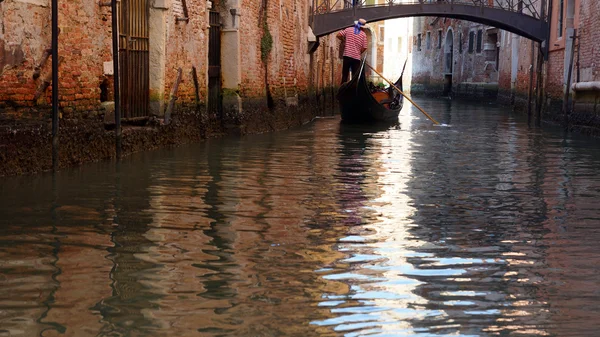Góndolas y canales en Venecia, Italia — Foto de Stock