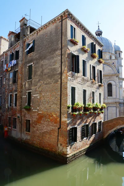 Casas nos canais em Veneza, Itália, Europa — Fotografia de Stock