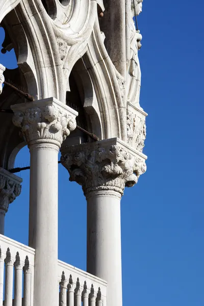 Hertogelijk paleis colonnade met bas-reliëfs — Stockfoto