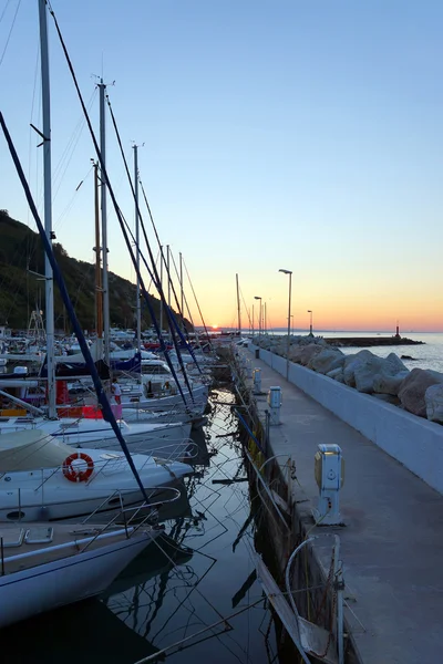 Småbåtshamn vid Medelhavets kust, solnedgång — Stockfoto