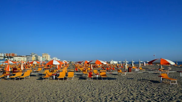 Napernyők a tengerparton Olaszország, a reggeli órában — Stock Fotó