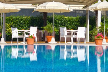 havuz başında dinlenme yeri