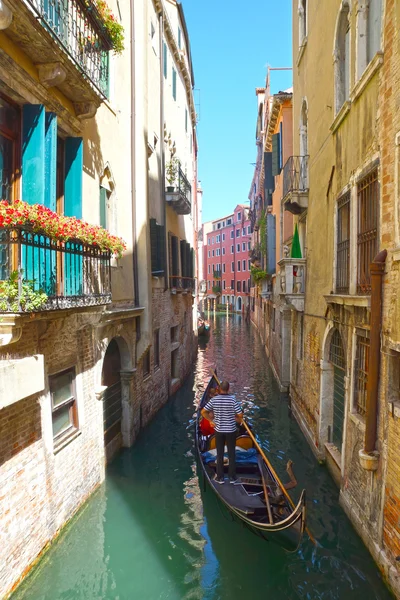 Úzké kanály s gondolami, Benátky, Itálie, Evropa. — Stock fotografie