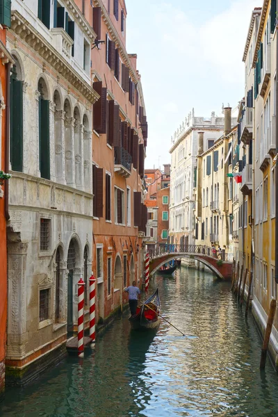 Gôndola nos canais estreitos de Veneza, Itália, Europa — Fotografia de Stock
