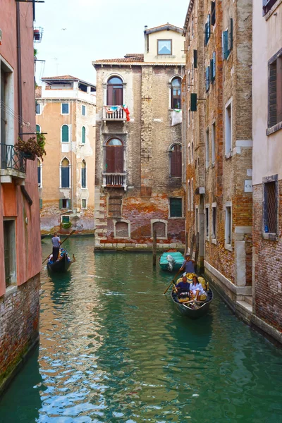 Canaux vénitiens avec gandolerami, Venise, Italie — Photo