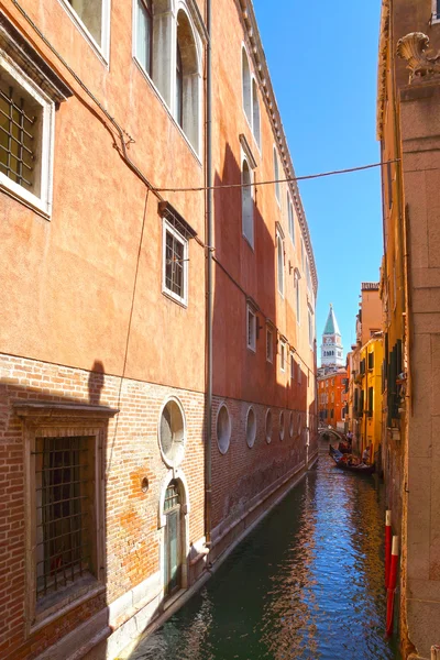 Stretti canali con gondole Venezia, Italia, Europa — Foto Stock