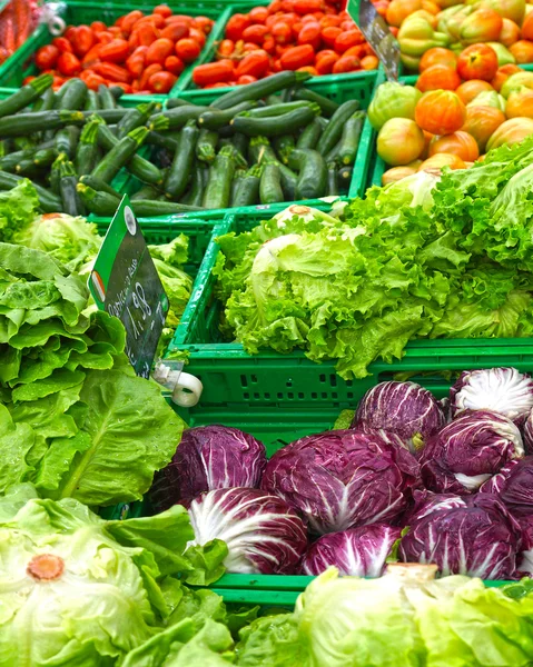 Grönsaker på butikshyllor — Stockfoto