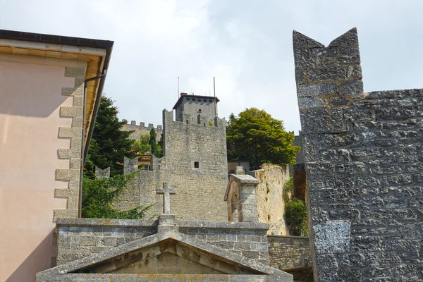 Muralla de la fortaleza y una vista de la ciudad de San Marino, Europa —  Fotos de Stock
