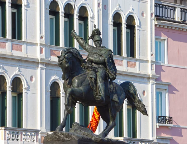Socha krále Viktor Emanuel ii v Benátkách, Itálie. — Stock fotografie