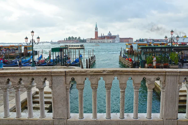 Båtar och gondoler på den grand canal i Venedig, Italien. — Stockfoto