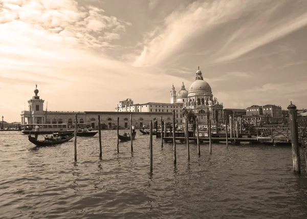 Gondoler på Canal Grande i Venedig, sepia — Stockfoto
