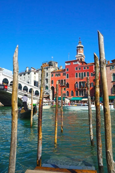 Góndola y famoso puente de Rialto en Venecia, Italia —  Fotos de Stock