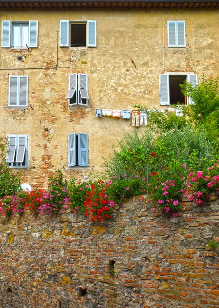 Fassade mit Blumen geschmückt — Stockfoto