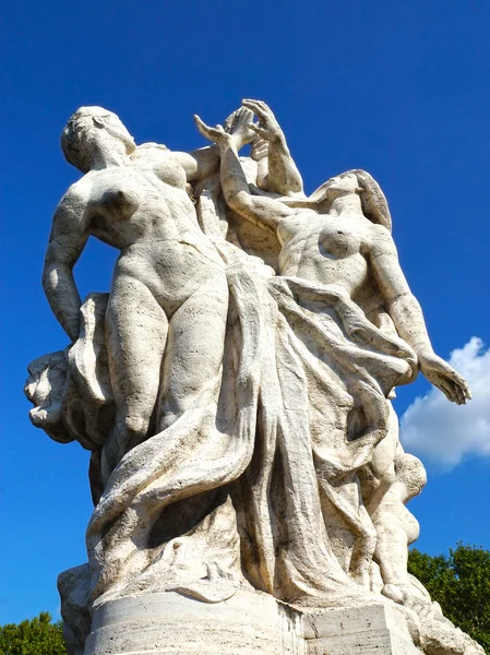 Sculpture at Vittorio Emanuele II Bridge, Rome, Italy — Stock Photo, Image