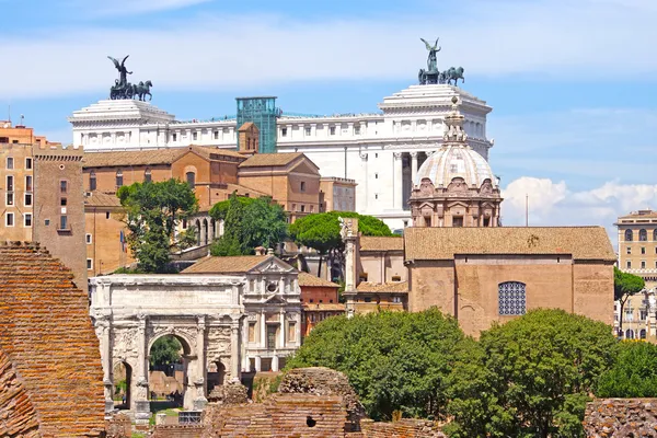 宫殿的维克托 · 伊曼纽尔在罗马论坛的背景上, — 图库照片