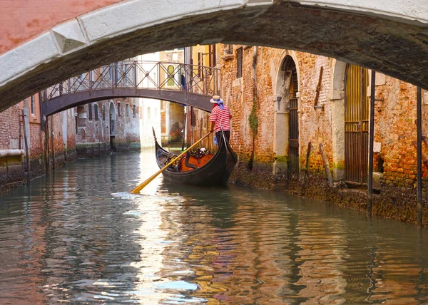 Gondels en grachten in Venetië, Italië — Stockfoto