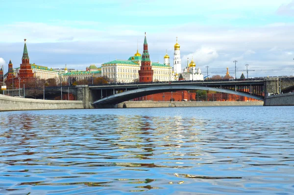 Moskevský Kreml a velkým kamenným mostem, Rusko — Stock fotografie