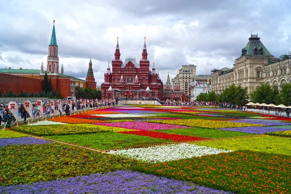 MOSCÚ - 21 de julio: Festival de las Flores en la Plaza Roja en honor a la — Foto de Stock