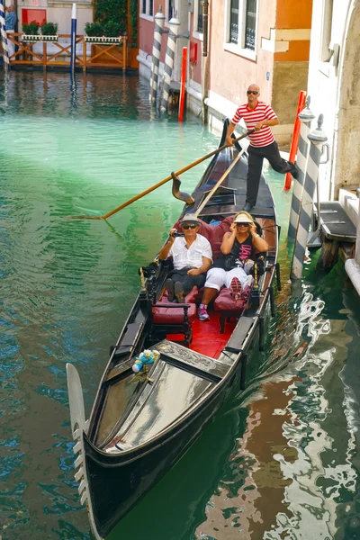 ITALY-VENICE, AUGUST 25: walks on a gondola on channels of Venic — Stock Photo, Image