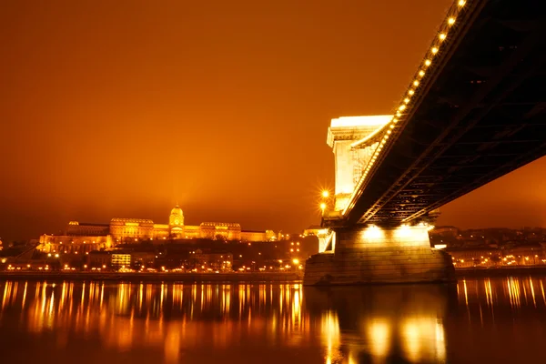 Puente de la cadena por la noche en el río Danubio, Budapest, Hungría —  Fotos de Stock