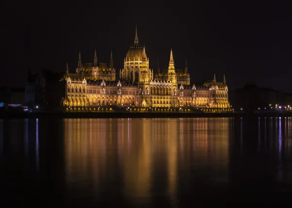 Edificio del parlamento en budapest, hungary — Foto de Stock