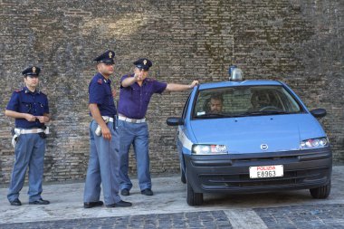 Roma İtalya, Ağustos 28, İtalyan polisi inci duvarları görev