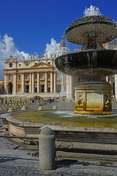 Fountain in St. Peter's Square at the Vatican, Rome, Italy — Stock Photo, Image