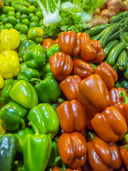 Grönsaker och frukter på counter marknaden — Stockfoto