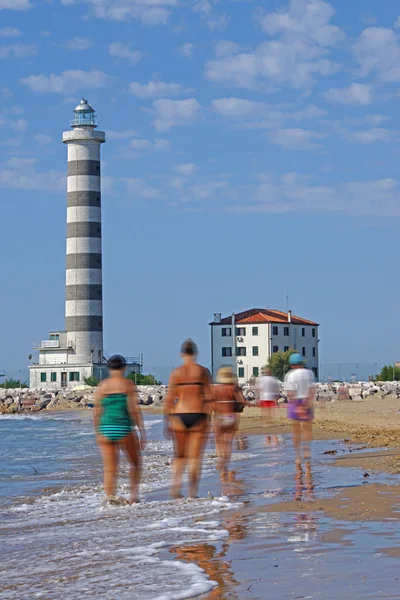 Vuurtoren op het strand van jesolo, Italië — Stockfoto