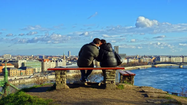 Pareja enamorada en la orilla del río —  Fotos de Stock