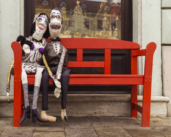Влюбленная пара на красной скамейке — стоковое фото