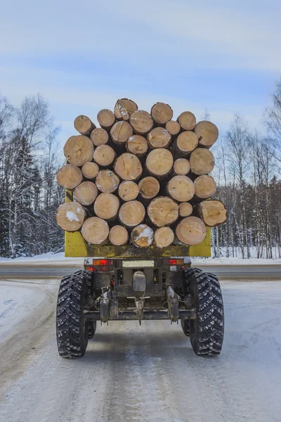 Дерев'яний транспорт на зимовій дорозі — стокове фото