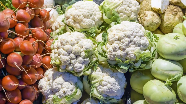 Färska grönsaker på counter marknaden — Stockfoto