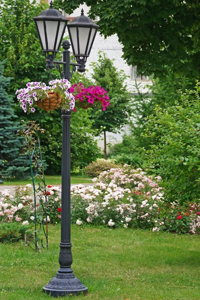 Lanterne de jardin avec des fleurs — Photo