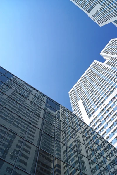 Réflexion bâtiment de grande hauteur dans une façade miroir de la construction de bureaux — Photo