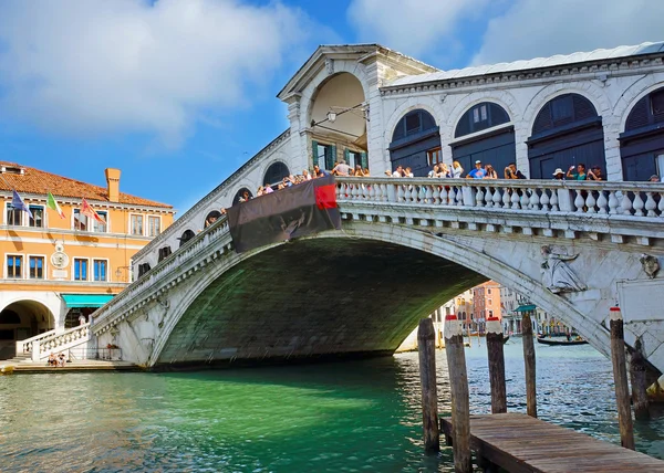 Berömda Rialtobron i Venedig, Italien — Stockfoto