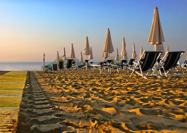 Umbrellas on the beaches of Italy in the morning hour — Stock Photo, Image