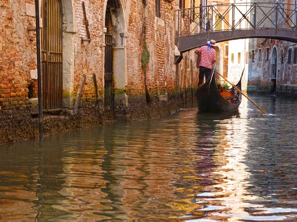 Gondolák és csatornák, Velence, Olaszország — Stock Fotó