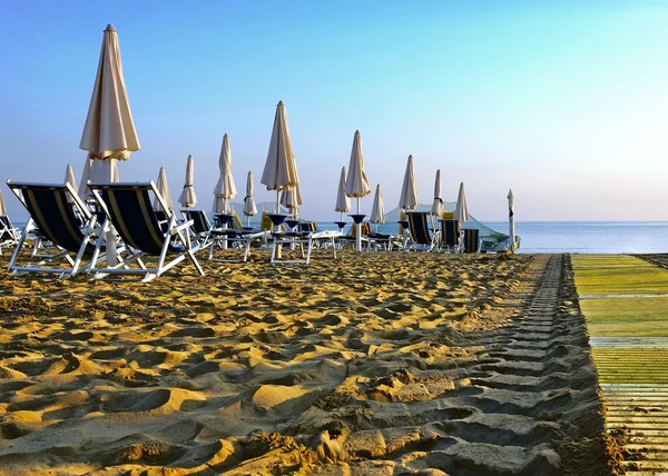 Sombrillas en las playas de Italia por la mañana —  Fotos de Stock