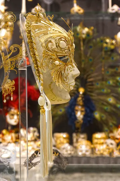 VENICE, ITÁLIA, AGOSTO 25: Máscaras de carnaval veneziano para venda. O — Fotografia de Stock