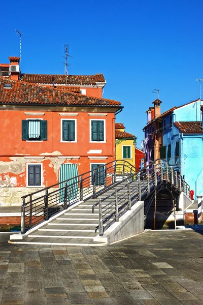 ブリッジとブラーノ島、ヴェネツィア、イタリアでカラフルな家 — ストック写真