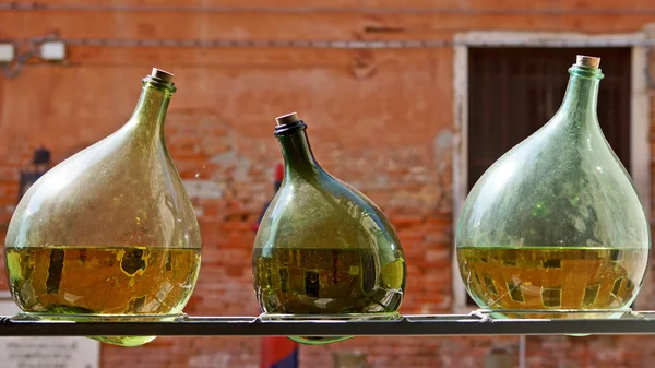 Três garrafas verdes com reflexo de Veneza, Itália — Fotografia de Stock