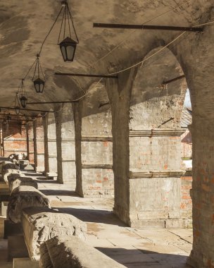 kırmızı tuğla eski kemerli sütunlu