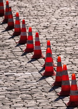 yol güvenliği koniler kaldırım taşı döşeli cadde üzerinde