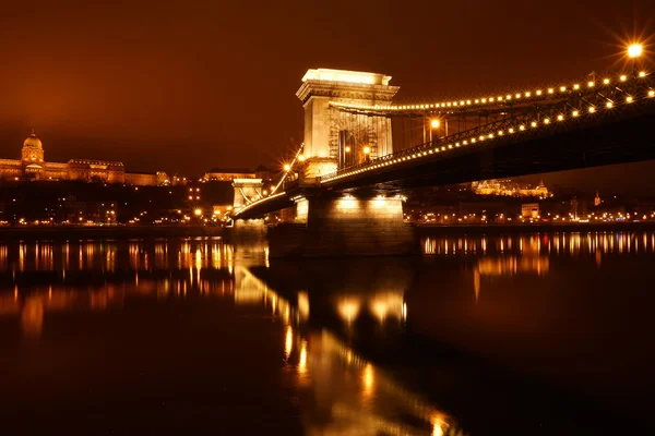Kettingbrug 's nachts op de Donau rivier, budapest, Hongarije — Stockfoto