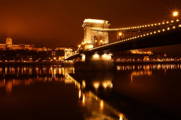 Puente de la cadena por la noche en el río Danubio, Budapest, Hungría —  Fotos de Stock