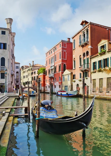 吊船和运河在威尼斯，意大利 — 图库照片