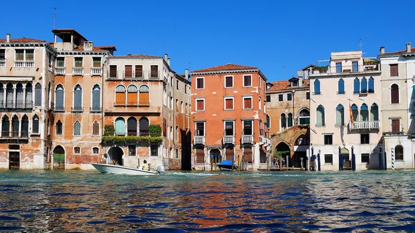 摩托艇在大运河在威尼斯，意大利 — 图库照片